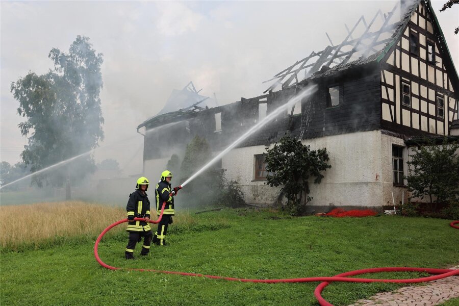 Vom Kroatien-Urlaub direkt zum Einsatz: So hat Ortswehrleiter Christian Bräuer den Scheunenbrand in Lichtentanne erlebt - 65 Feuerwehrleute waren am Einsatz auf dem Trommerhof in Lichtentanne beteiligt.