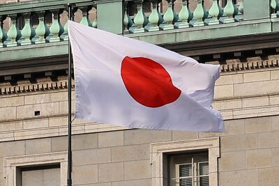 Vom Land der aufgehenden Sonne in die Region: Junger Japaner lebt bald ein Schuljahr in Plauen - Die japanische Flagge - weht sie bald auch aus einem Fenster in Plauen?