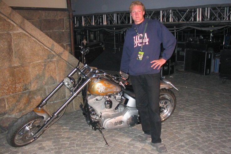 Mit der Easy Rider Chopper von Peter Maffay. Die Harley Davidson wurde durch den Film "Easy Rider" zum Kult-Bike.