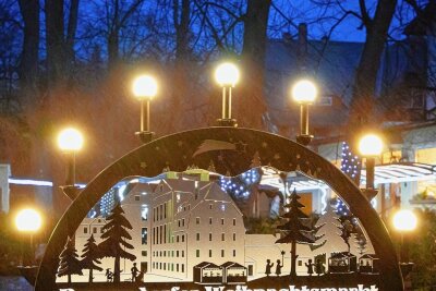 Vom Pyramidenanschieben bis zum Weihnachtsmarkt: So wird die Adventszeit im Raum Flöha - Der Schwibbogen mit der Silhouette der Tannenhauerfabrik steht in Braunsdorf schon bereit. 