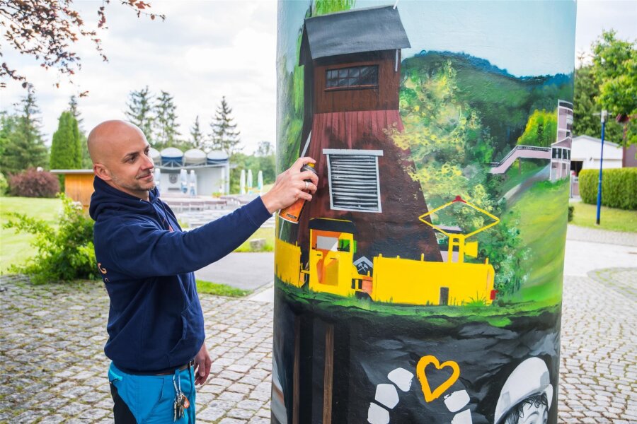 Vom Schandfleck zum Hingucker: Graffiti-Projekt setzt im Erzgebirge das Welterbe in Szene - Graffitikünstler Alexander Mehlhorn gestaltete die Litfaßsäule am Musikpavillon Bad Schlema.