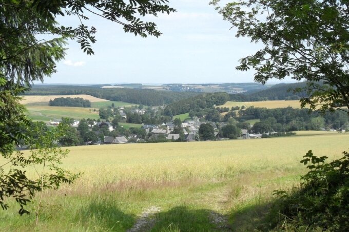 Vom Stausee zum Hochmoor - Blick auf Hormersdorf. 