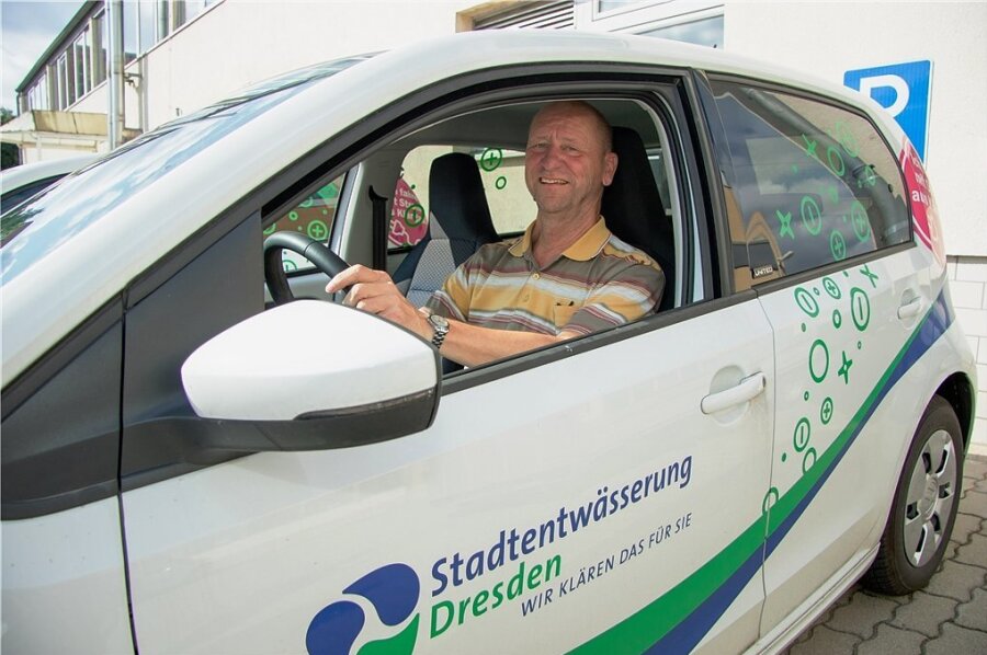 Ralf Dymak arbeitet bei der Stadtentwässerung Dresden. Seit März fährt er mit einem E-Auto zu seinen Baustellen. 