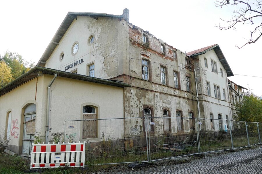 Vom Verfall gezeichnet: Das Ende des Bahnhofs in Zschopau steht unmittelbar bevor - Das Bahnhofsgebäude ist vom Verfall gezeichnet.
