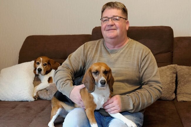 Andreas Hertel hat Casper auf den Schoß genommen. In Lengenfeld fühlt sich der ehemalige Labor-Beagle zusammen mit Loui, dem zweiten Hund der Familie, wohl. 