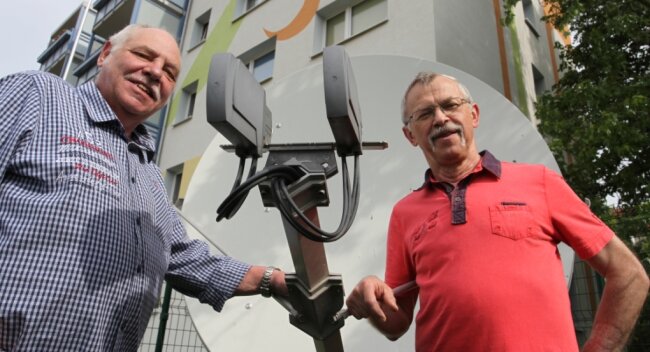 Der stellvertretende Vereinsvorsitzende Reinhard Teubner (links) und Schatzmeister Helmut Eszlinger vor der Antennenanlage, von der viele Haushalte in Lichtentanne und Umgebung profitieren. 
