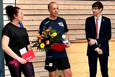 Vom Zuschauer zum Preisträger - Steffen Böhme (M.) wurde von Vertretern der Sparkasse Mittelsachsen überrascht und mit einem zusätzlichen Preisgeld von 500 Euro (250 gehen davon an den Verein) ausgezeichnet.