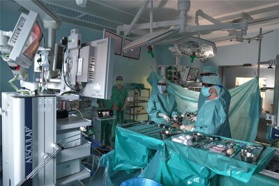 Von 12 Betten zur modernen Klinik: Der Aufstieg der Urologie in Freiberg - Bei ihren urologischen Operationen nutzen Oberarzt Martin Kleščinský und sein Team besondere Brillen, weil mit 3D-Kameras gearbeitet wird.