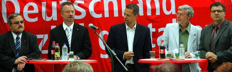 
              <p class="artikelinhalt">Eifrig bei der Sache: Die Kandidaten für die Landrats-Wahl im Erzgebirgskreis Frank Vogel (CDU), Tino Günther (FDP), Marcel Schmidt (Freie Wähler Erzgebirge), Johannes Gerlach (SPD) und Klaus Tischendorf (Linke, v. l.) am Haus der Gewerkschaften in Annaberg. </p>
            