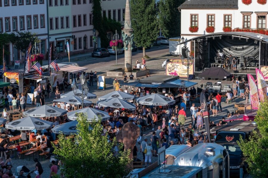 Bei herrlichem Sommerwetter war das Rochlitzer Streetfood-Festival am Samstag bestens besucht. An 23 Ständen boten Händler Kulinarisches aus vielen Ländern an. Zur Unterhaltung der Gäste gab es ein vielfältiges Bühnenprogramm.