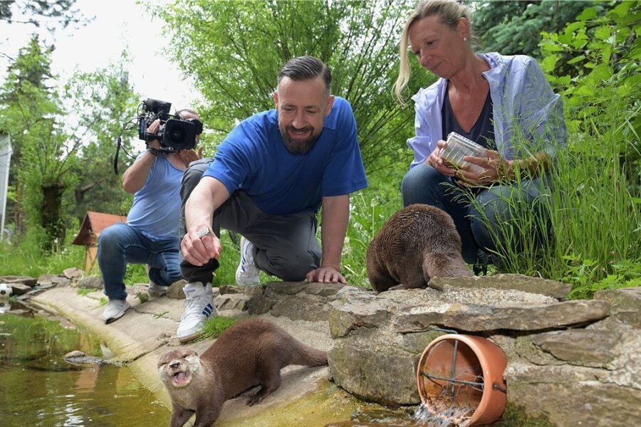 Dass Bürger Lars Dietrich (vorn) bei den Dreharbeiten die Patenschaft über die Otter übernommen hat, freut Zoochefin Bärbel Schroller. 