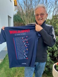 Von Argentinien bis Japan: Dieser Zwickauer bestritt Volksskiläufe in aller Welt - Bernd Aschenborn mit dem Worldloppet-T-Shirt. Dafür bestritt er die auf der Rückseite aufgelisteten größten Volksskiläufe in 20 Ländern.