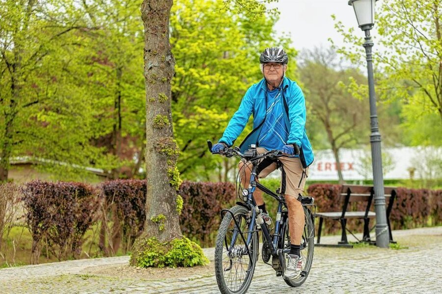 Von Auerbach nach Rom: Warum ein 74-Jähriger die Strecke mit dem Rad fährt - Dem Göltzschtal ist Andreas Krauß sehr verbunden, Touren führen auch mal zur Schloßinsel Rodewisch. "Aber ich hatte das Fernweh schon in der Wiege", sagt der Radfahrer. Am Montag startet er nach Rom. 