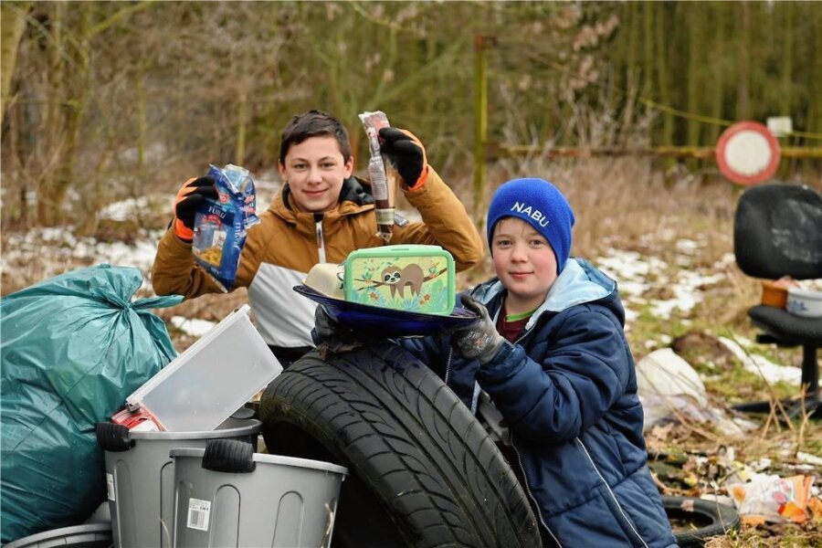 Von Autoreifen bis zu Gewürzen: Freiwillige sammeln Müll bei Wiederau - Bei der Müllsammelaktion zwischen Wiederau und Diethensdorf machten auch Willi (l.) und Tom mit. 