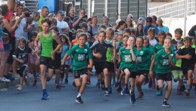 Von Bambini bis Senior: Dabei sein ist alles - 55 Kinder zwischen 7 und 13 Jahren sprinteten auf einem 700-Meter-Rundkurs um vordere Plätze. Anschließend mussten sie aufs Rad steigen.