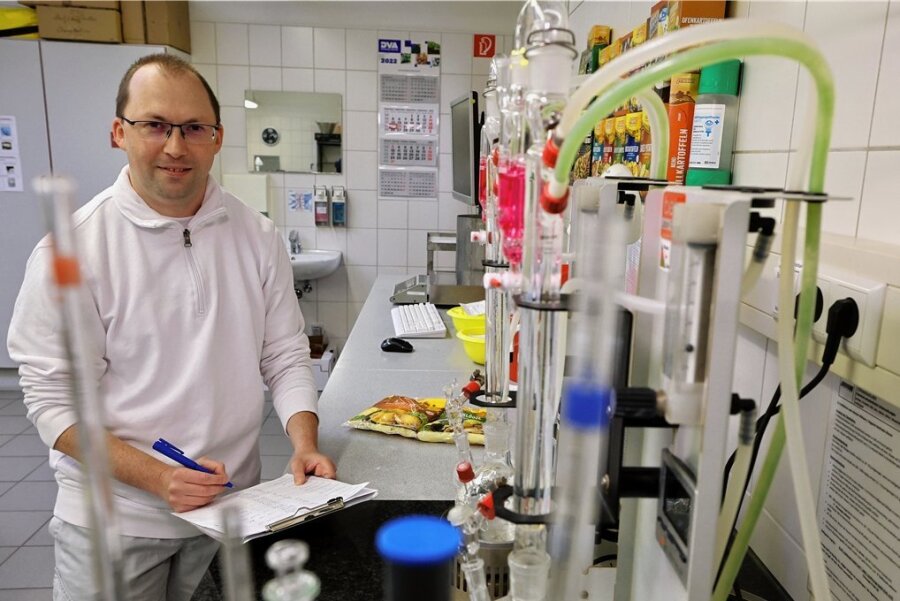 Stefan Schwab prüft im Labor den Sulfite-Anteil im Kloßteig. 