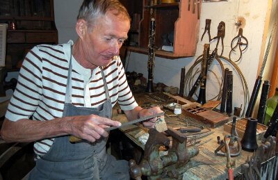 Von Bisselmachern und Augenfeilern - 
              <p class="artikelinhalt">Der "Pfeifenmacher" Joachim Ziegner (71) war der letzte Holzblasinstrumentenbauer in Erlbach. 2003 legte er das Werkzeug aus der Hand. Heute greift er nur noch auf Wunsch für Vorführungen danach. </p>
            