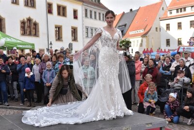 Von Bockbieranstich bis Modenschau: So lief das Herbstfest in Freiberg - Zu den Angeboten beim Herbstfest gehörte eine Brautmodenschau, gestaltet von Susann Buschmann. Hier Model Nicole.