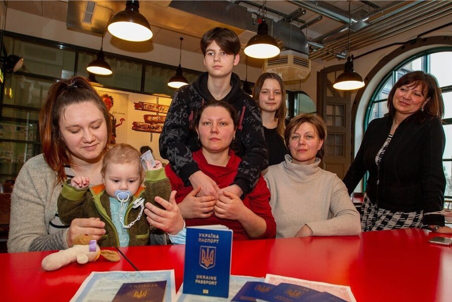 Sie haben eine lange Reise hinter sich: Olena mit Söhnchen Alex (von links), Wladimir mit Mutter Darya Petrushenko und Darya mit ihrer Mutter Maiia Orlova. Alexandra Michaelis unterstützt die Familie nun in Plauen.