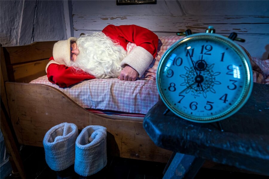 Von CO2-Bilanz und Fachkräftemangel: Weihnachtsmann steht nach dem Wecken in Seiffen Rede und Antwort - Drei Monate vor dem Fest wurde in Seiffen bereits der Weihnachtsmann geweckt.