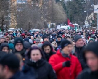 Von Coronademos und erzgebirgischen Liedern - Die Proteste gegen die Coronamaßnahmen finden vor allem montags statt. Immer wieder, wie hier in Zwönitz Ende Januar, wird bei den Aufmärschen auch gesungen. 