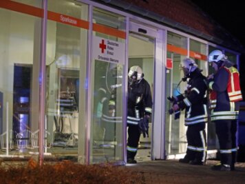 Von der Beute fehlt bislang jede Spur - Die Feuerwehr war am 22. Dezember 2018 kurz nach der Explosion im Einsatz. 220.000 Euro haben sich zum Zeitpunkt der Sprengung im Sparkassen-Geldautomaten in Meerane befunden. 