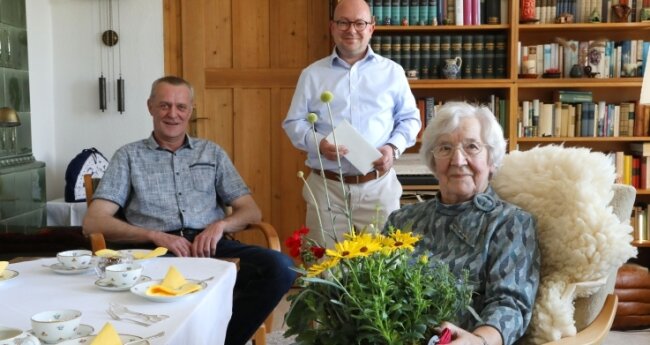 Eva Mugler ist seit 75 Jahren FDP-Mitglied. Am Montag erhielt sie Überraschungsbesuch vom Bundestagsabgeordneten Frank-Müller Rosentritt (m.) und Jörg Schubert vom FDP-Ortsverband Sachsenring.