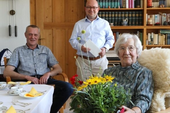 Von der Blockpartei zur FDP: 75 Jahre bei den Liberalen - Eva Mugler ist seit 75 Jahren FDP-Mitglied. Am Montag erhielt sie Überraschungsbesuch vom Bundestagsabgeordneten Frank-Müller Rosentritt (m.) und Jörg Schubert vom FDP-Ortsverband Sachsenring.