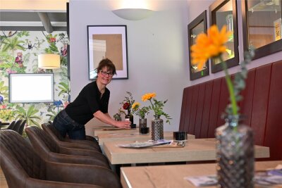 Von der Chefin zur Kellnerin: Warum die ehemalige Inhaberin von Café Meyers unbedingt zurückkehren wollte - Heidi Seidel, ehemalige Inhaberin des Café Meyers in Limbach-Oberfrohna, arbeitet nun als Kellnerin in dem wiedereröffneten Café. Ihren Chefinnen-Blick muss sie dafür häufig ablegen.