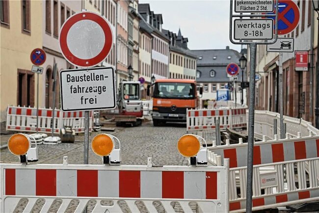 Von der Festmeile zur Baustelle: Der Glasfaserausbau in der Burgstraße Rochlitz geht weiter - Durchfahrt verboten. Wieder ist die Burgstraße dicht. Kommt Zeit, kommt Rat, sagen die Gewerbetreibenden. 