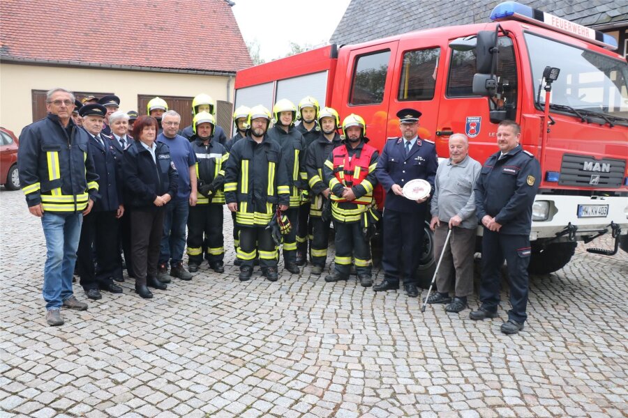 Von der Handdruckspritze zur modernen Technik: Siegfried Streine ist 75 Jahre bei der Feuerwehr Wiederau - Mit allem Drum und Dran hat die Feuerwehr Wiederau Siegfried Streine (2. v. r.) gratuliert. Denn der 92-Jährige ist seit 75 Jahren Mitglied der freiwilligen Feuerwehr.