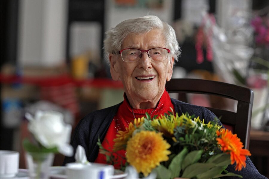 Von der Küchenhilfe zur Schlosserin: Hohenstein-Ernstthalerin feiert ihren 102. Geburtstag - Hildegard Planert hat am Dienstag ihren 102. Geburtstag im PKP Seniorenbetreuung an der Südstraße in Hohenstein-Ernstthal gefeiert.