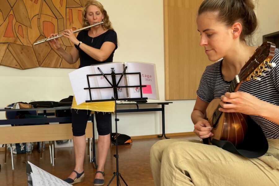 Susanne Maaß (h.) bei der Einzelprobe mit Maja Schütze, die die Mandoline spielt. 