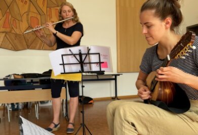 Von der Kunst, mit Musik Anderen Freude zu bringen - Susanne Maaß (h.) bei der Einzelprobe mit Maja Schütze, die die Mandoline spielt. 