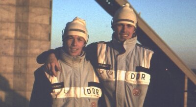 Von der letzten Goldmedaille zum Neustart als Verkaufsleiter - Uwe Prenzel (rechts) mit seinem Bruder Thomas, dem Junioren-Weltmeister von 1987, an der Olympiaschanze in Calgary.