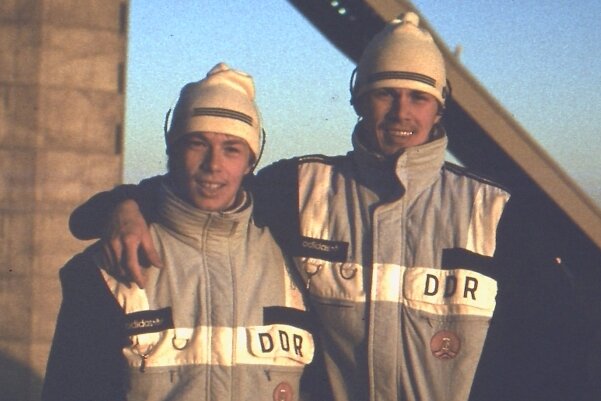 Uwe Prenzel (rechts) mit seinem Bruder Thomas, dem Junioren-Weltmeister von 1987, an der Olympiaschanze in Calgary.