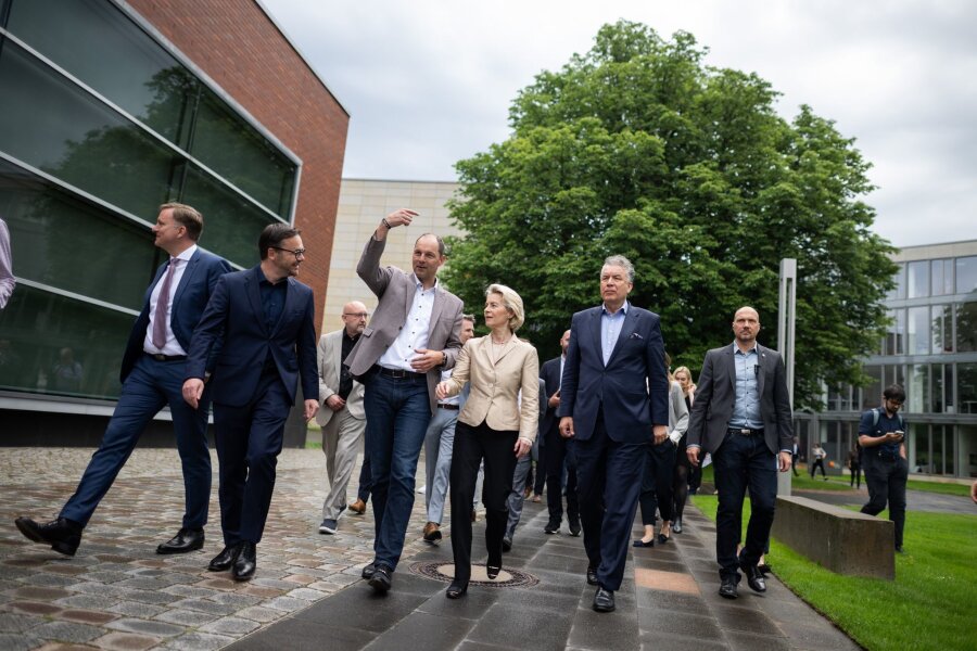 Von der Leyen: Chancen der Digitalisierung nutzen - EU-Kommissionspräsidentin und Spitzenkandidatin der CDU für die Europawahl, Ursula von der Leyen, bei einem Besuch des Hasso-Plattner-Instituts (HPI) in Potsdam.