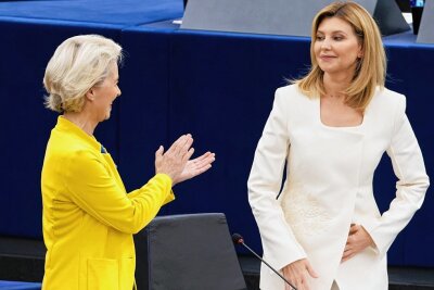 Von der Leyen sagt Ukraine Solidarität und Millionenhilfe zu - EU-Kommissionspräsidentin Ursula von der Leyen (links) empfängt Olena Selenska, Ehefrau des ukrainischen Präsidenten Wolodymyr Selenskyj, im Straßburger Europaparlament.