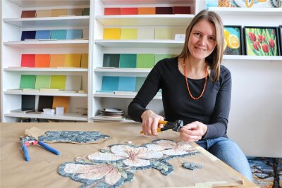 Von der Magie der Mosaikkunst: Junge Frau tauscht im Vogtland Marktingjob mit Arbeit in eigener Werkstatt - Elisabeth Kühnast arbeitet in ihrer Werkstatt in Tanna.