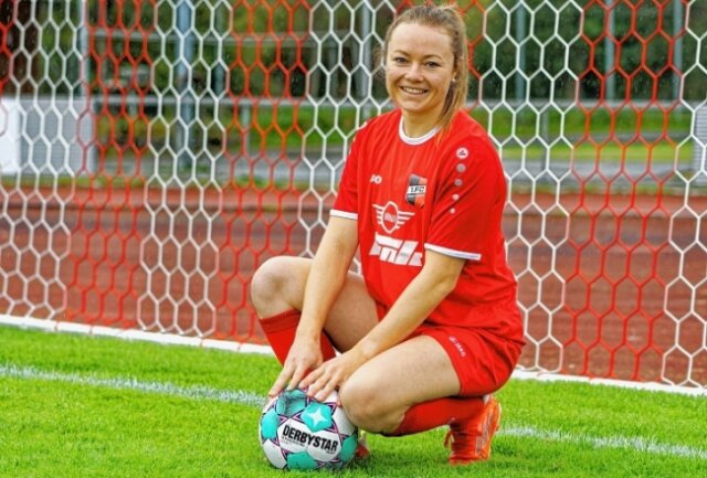 Von der Piste auf den Rasen - Seit vergangenem Jahr spielt Anne Winkler beim 1. FC Sonthofen in der Bezirksliga Fußball. 