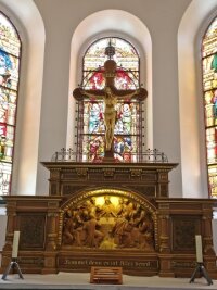 Von der Ratsfronfeste bis zur Brauerei - Der von Ernst Weisbach geschaffene Altar in der Laurentiuskirche.