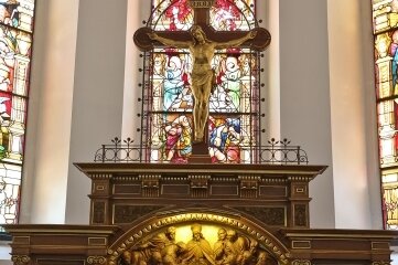 Von der Ratsfronfeste bis zur Brauerei - Der von Ernst Weisbach geschaffene Altar in der Laurentiuskirche.