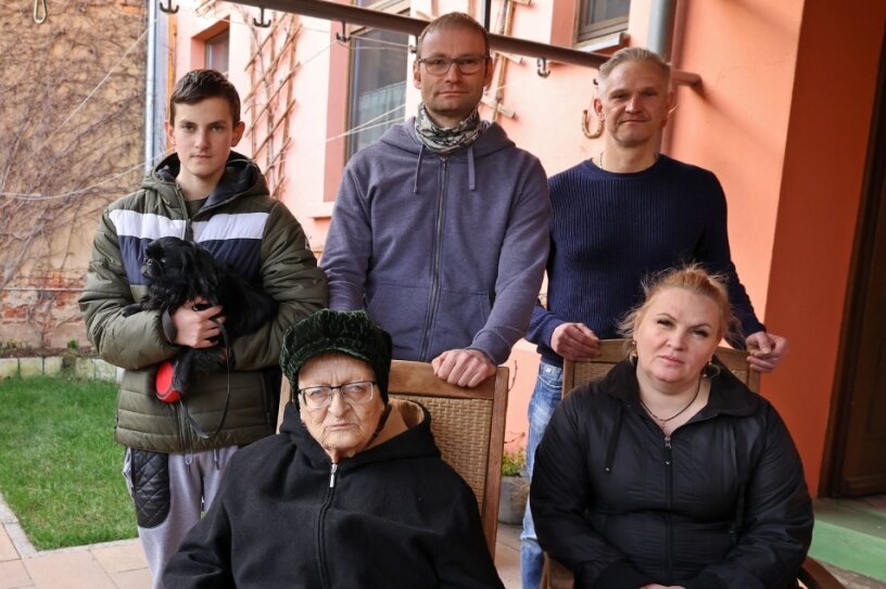 Von der Ukraine nach Glauchau: Als die Bomben fielen, flohen sie - Thomas Geßner (hinten Mitte) und Marco Jüttner (hinten rechts) haben die ersten Flüchtlinge aus der Ukraine nach Glauchau geholt. Lilija ist mit Mutter Maria und Sohn Stas in einer Wohnung an der Auestraße untergebracht.