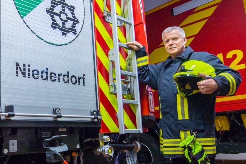 Von einem, der in der Feuerwehr wohnt - Die Niederdorfer Feuerwehr hat mit Jürgen Pfüller den dienstältesten Wehrleiter weit und breit. 
