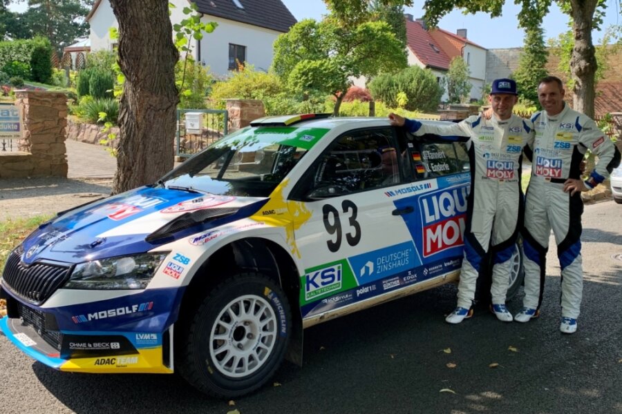 Von einem Kaltstart mit 300 PS: Rallye-Pilot fährt um Meistertitel - Julius Tannert (mit Basecap) und Beifahrer Jan Enderle nehmen das erste von sechs Rennen der diesjährigen Deutschen Rallye-Meisterschaft optimistisch in Angriff. 