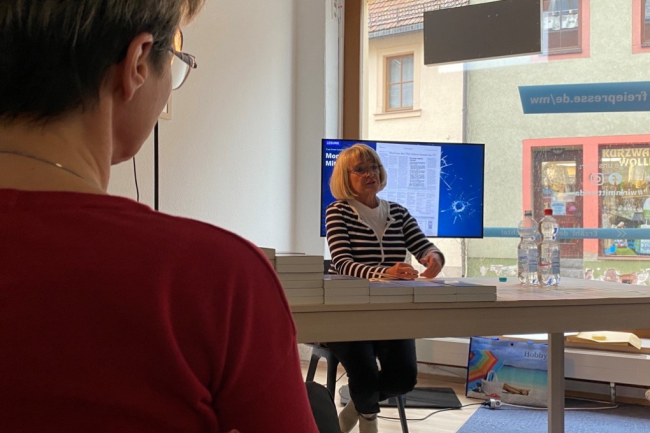 "Freie Presse"-Gerichtsreporterin Gabi Thieme liest am Donnerstag in der "Wir in Mittweida"-Redaktion aus ihren beiden Büchern "Mord in Regionalexpress" und "Das fast perfekte Verbrechen".