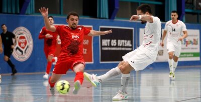 Von einem Rückkehrer und seinen Sonderschichten - Im Dezember gab sich Durim Elezi (links) im Trikot des TSV Weilimdorf noch größte Mühe, HOT 05 Futsal das Leben schwer zu machen. 