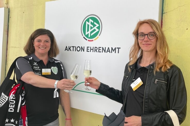 Von einer Auszeichnung mit gemischten Gefühlen - Katrin Feustel (links) mit Freundin Eva Steiniger bei der Verleihung "Club 100" des Deutschen Fußballbundes in München. Bei der SpVgg Grünbach-Falkenstein gelten die Vorstandsmitglieder als die "Muttis" im Verein. 