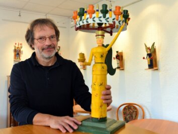 Von Engeln und Brotteig - Ullrich Kabisch mit dem von ihm gefertigten Jahresengel, der am Freitagabend zugunsten des Deckerbergvereinsversteigert werden soll. 