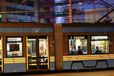 Von Fahrplan bis Sicherheit: So benoten Fahrgäste die CVAG und den Chemnitzer Nahverkehr - Vor allem am Abend müssen sich die Chemnitzer bei Bus und Bahn derzeit arg einschränken. Nach 19 Uhr gilt im Nahverkehr der 30-Minuten-Takt. 